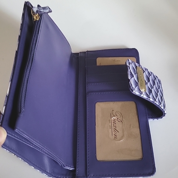 BUXTON WOMEN\'S METROPOLITAN PURPLE/LAVENDE SNAKE EMBOSSED GENUINE LEATHER WALLET